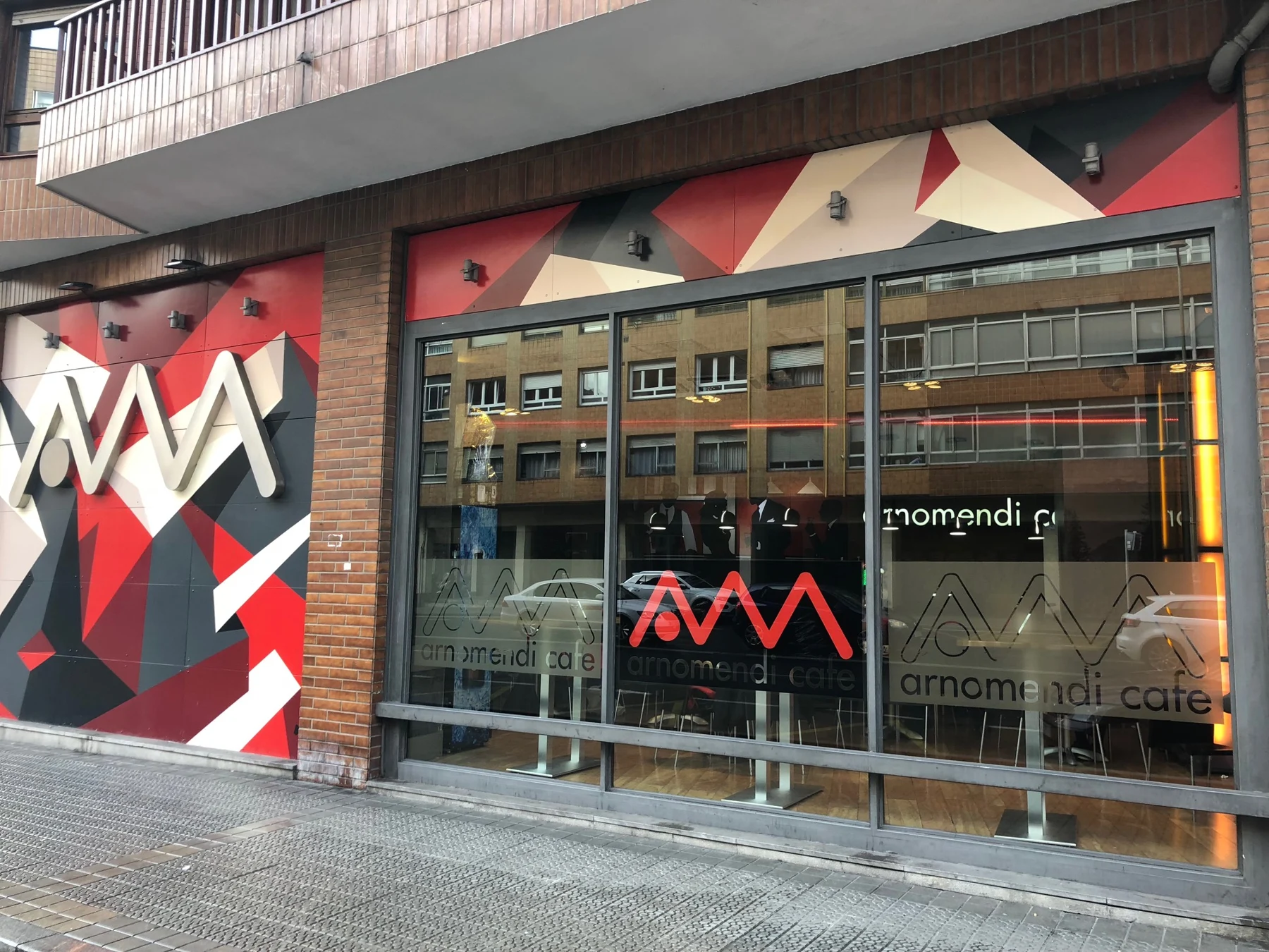 Fachada con letras corpóreas, gráfica geométrica y vinilos en cristales