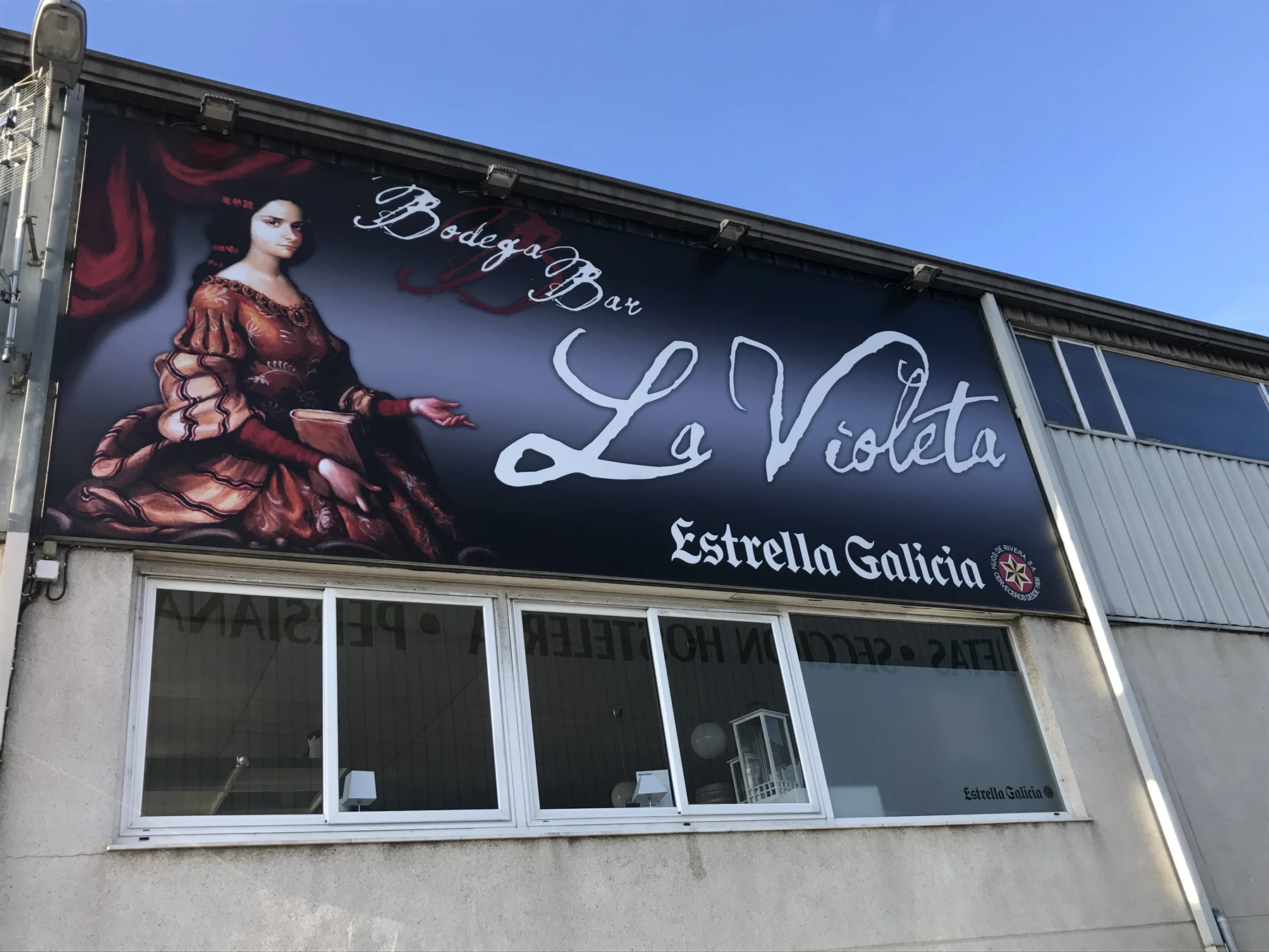 Imagen impresa integrada en la fachada de un local