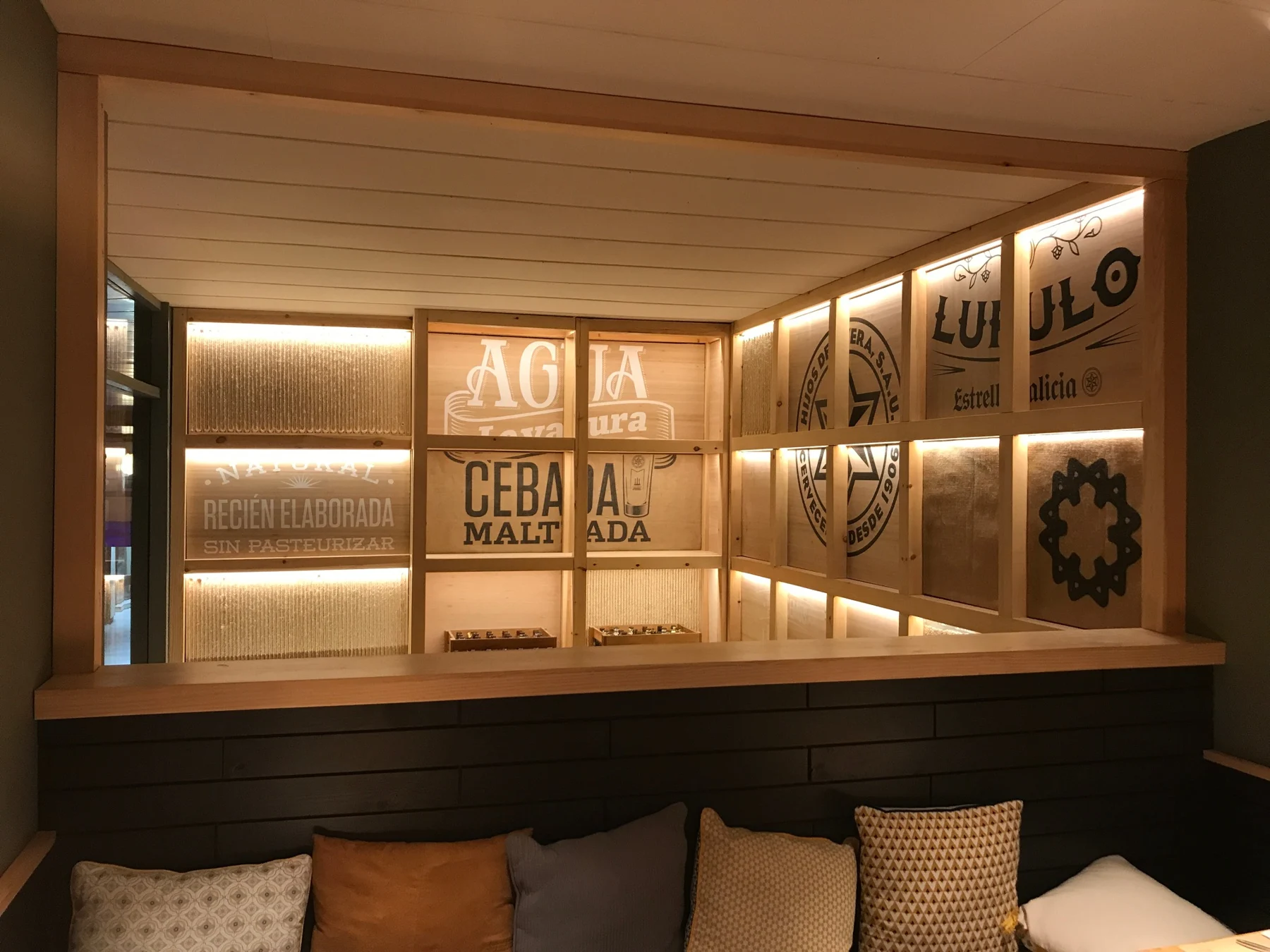 Gráfica de marca en un interior de hostelería