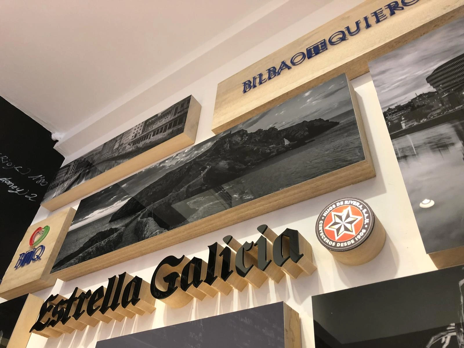 Foto real: letras negras y cantos de madera vistos
