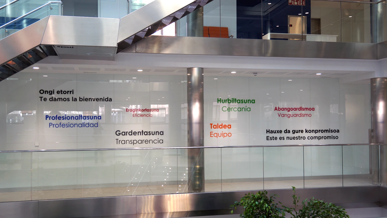 Textos corporativos en euskera y castellano aplicados en el interior de Mutualia