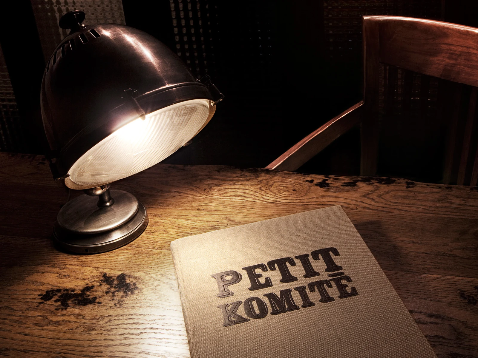 Identidad gráfica de Petit Komité aplicada a una carta