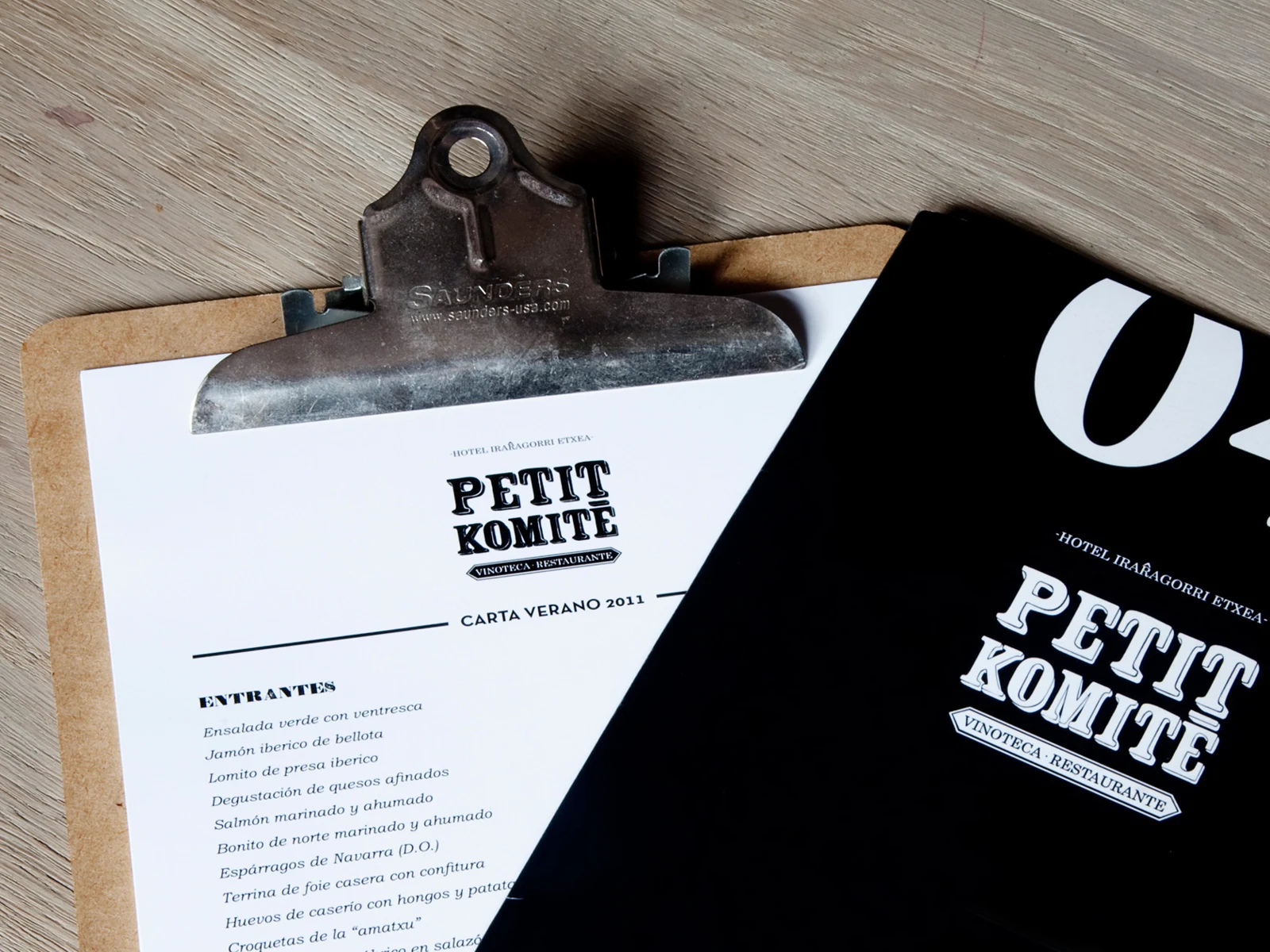 Carta y soportes gráficos de Petit Komité