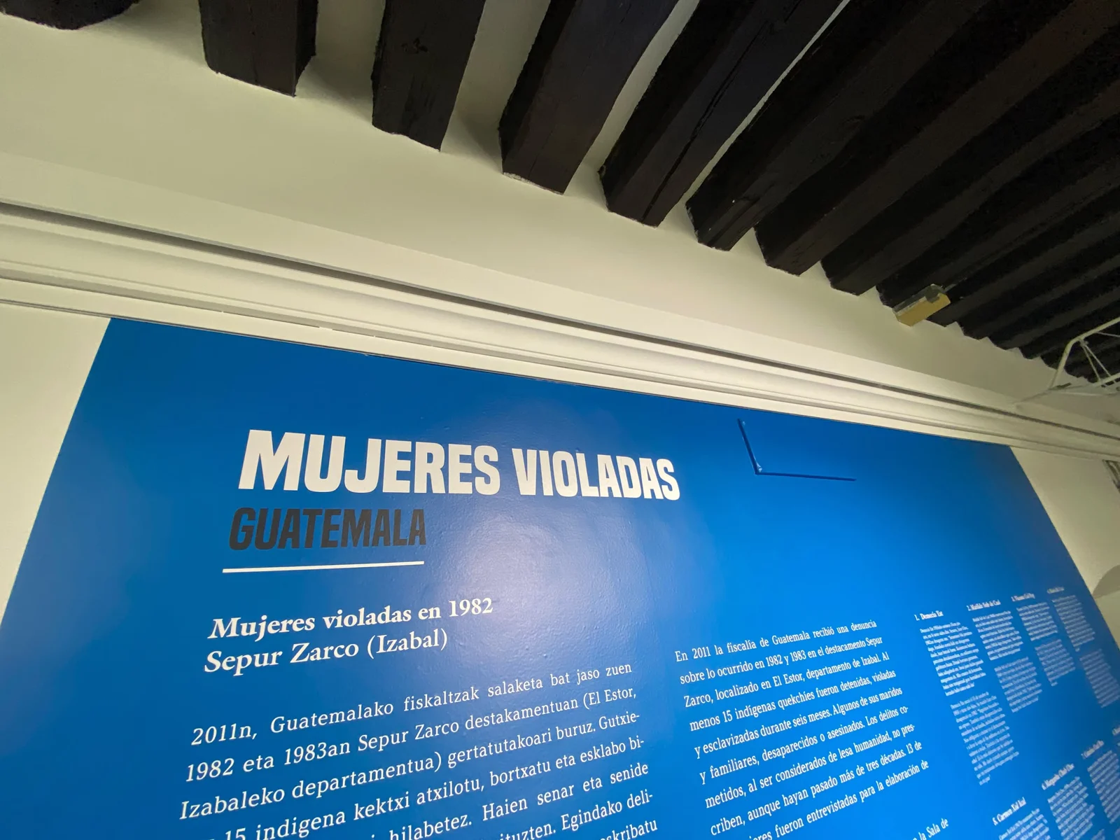Detalle de los textos aplicados en vinilo