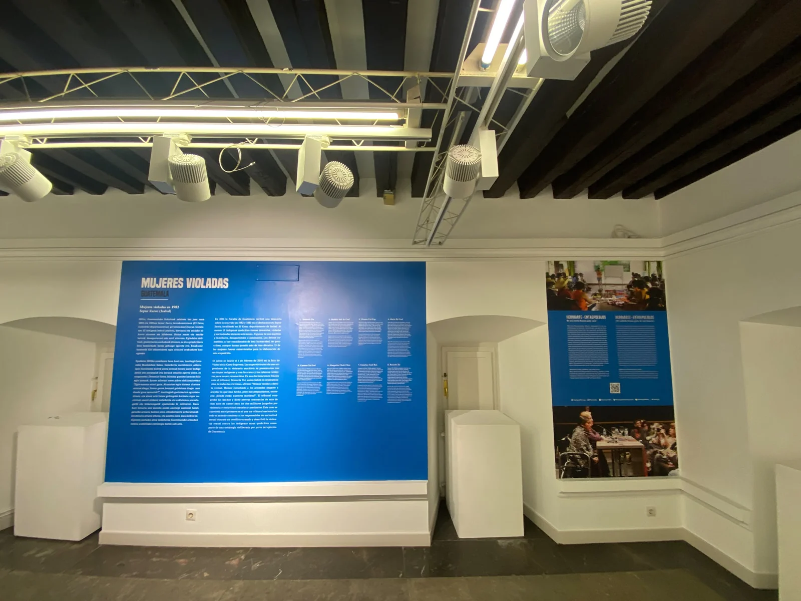 Vista frontal de uno de los paneles expositivos