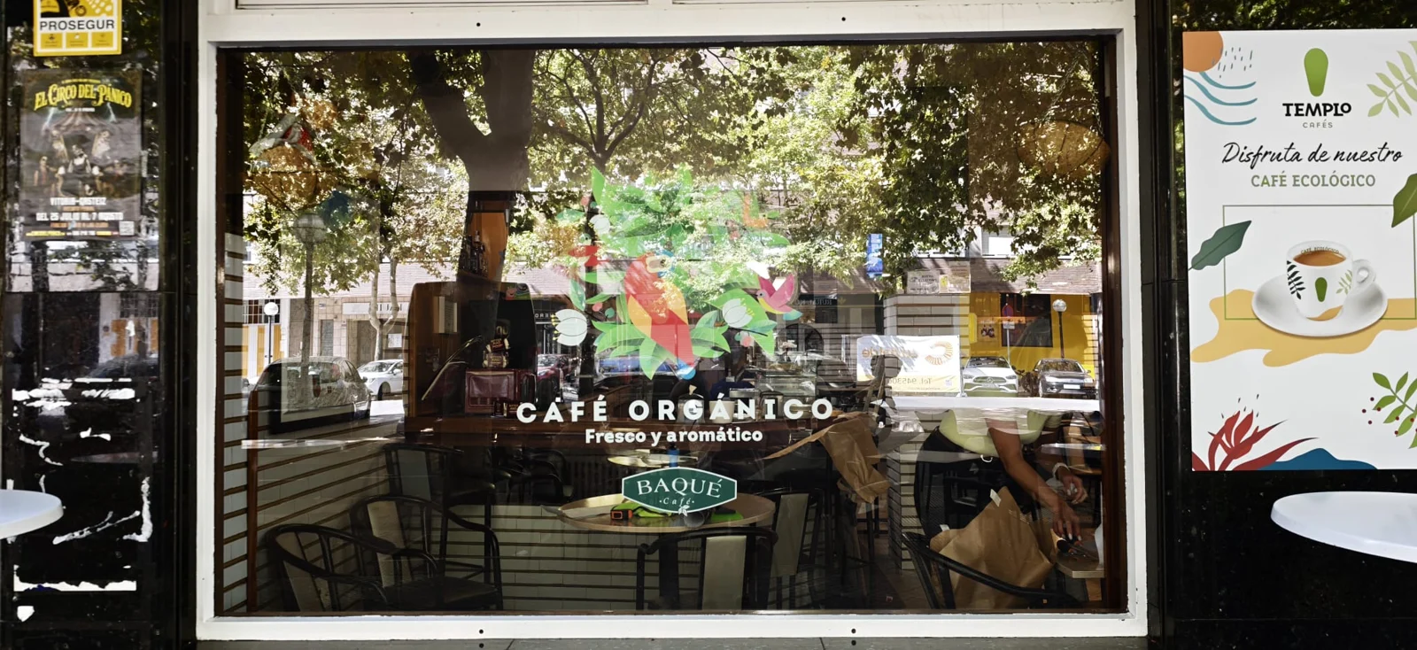 Vista frontal de la gráfica de Cafés Baqué en el escaparate
