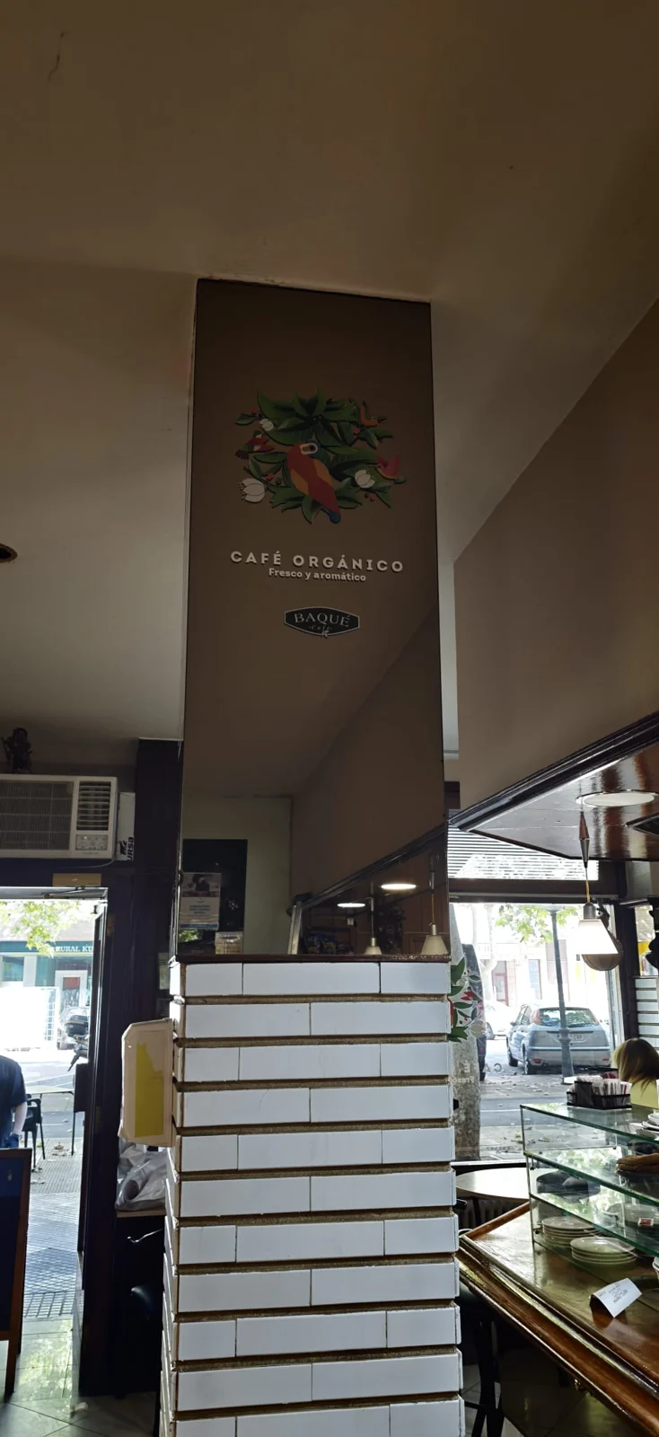 Gráfica de Cafés Baqué aplicada sobre espejo