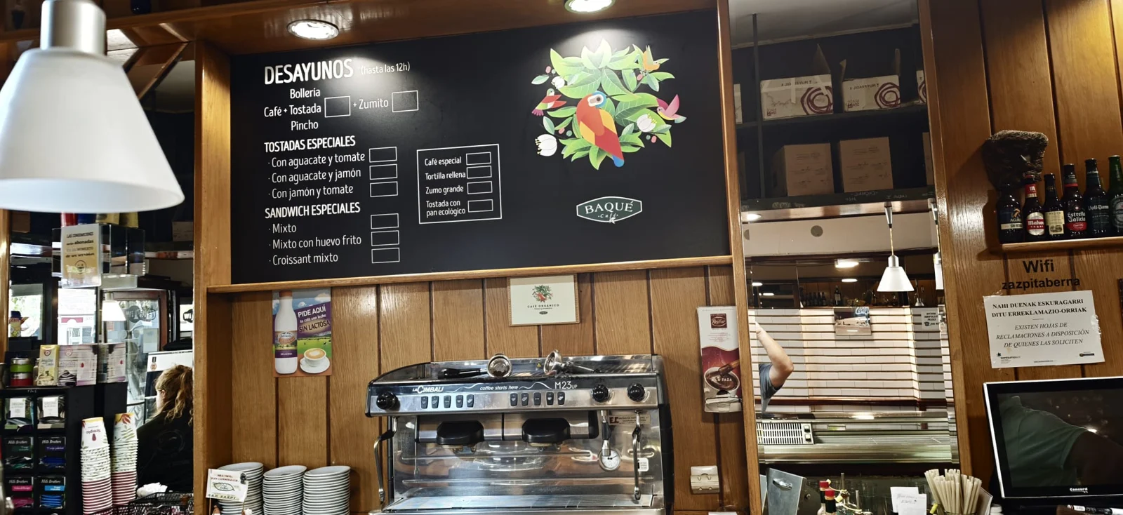 Vinilo pizarra impreso de Cafés Baqué sobre la zona de barra