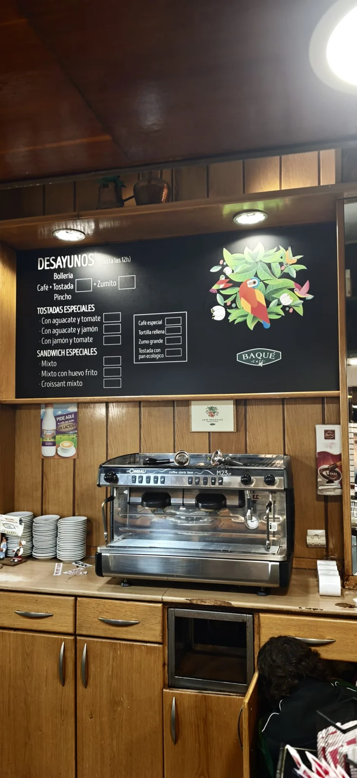 Vista de la carta de desayunos sobre la cafetera