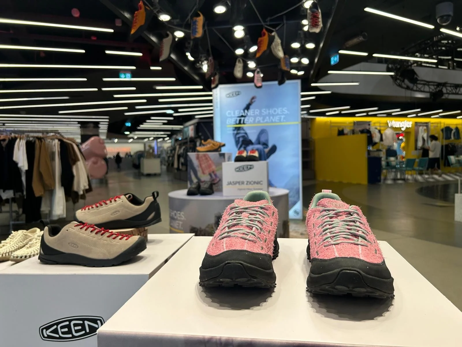 Keen · Espacio promocional en París · Vista 2