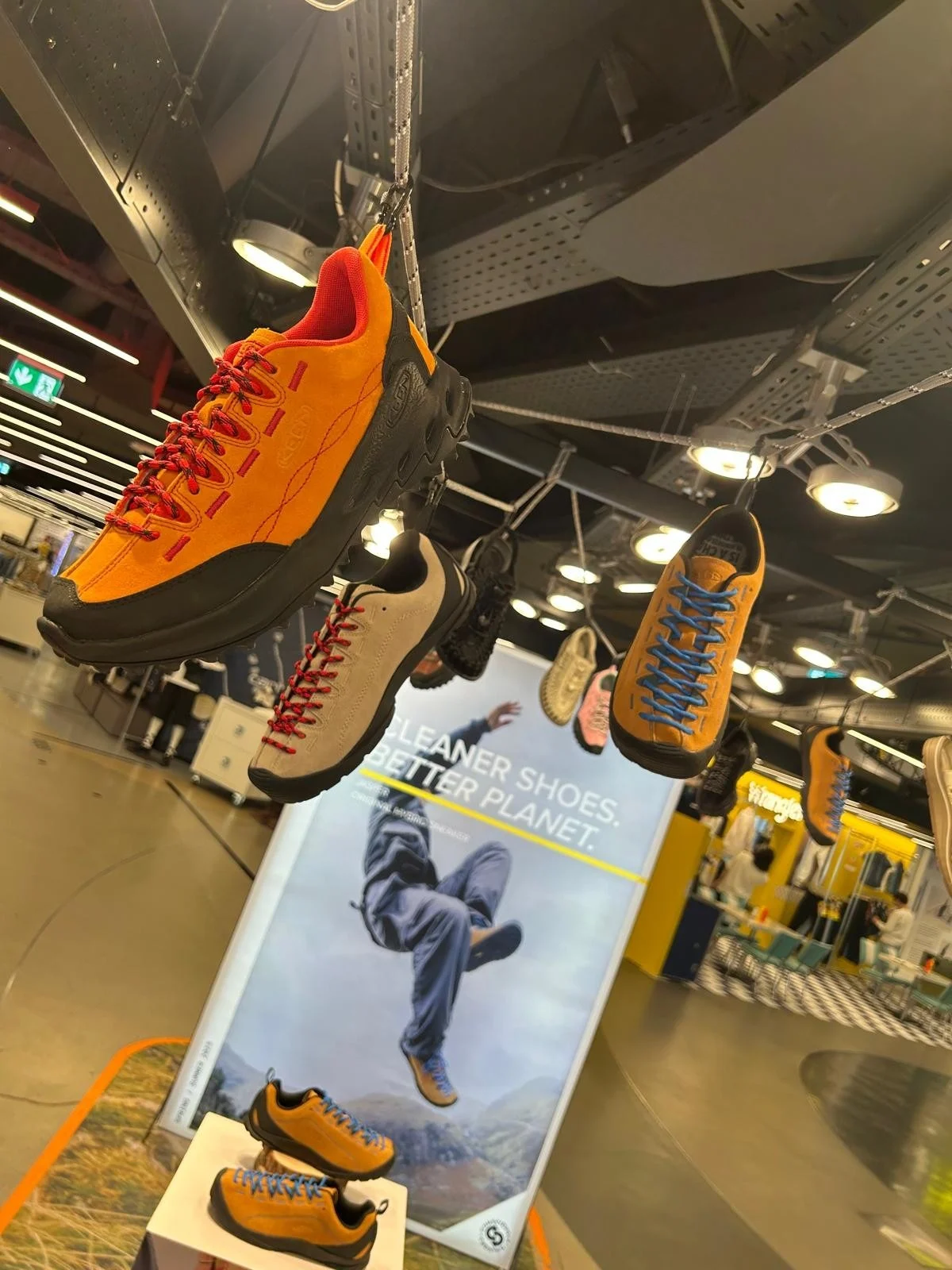 Keen · Espacio promocional en París · Vista 3