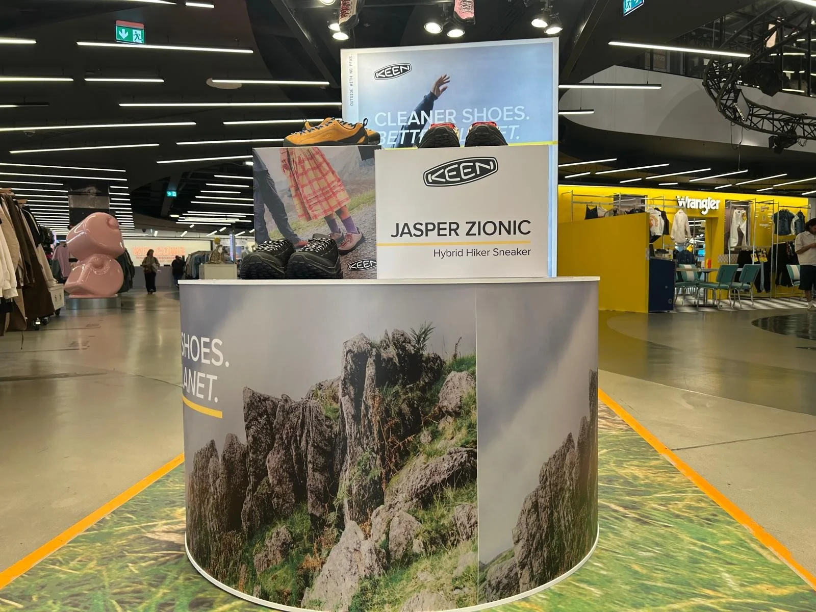Keen · Espacio promocional en París · Vista 4
