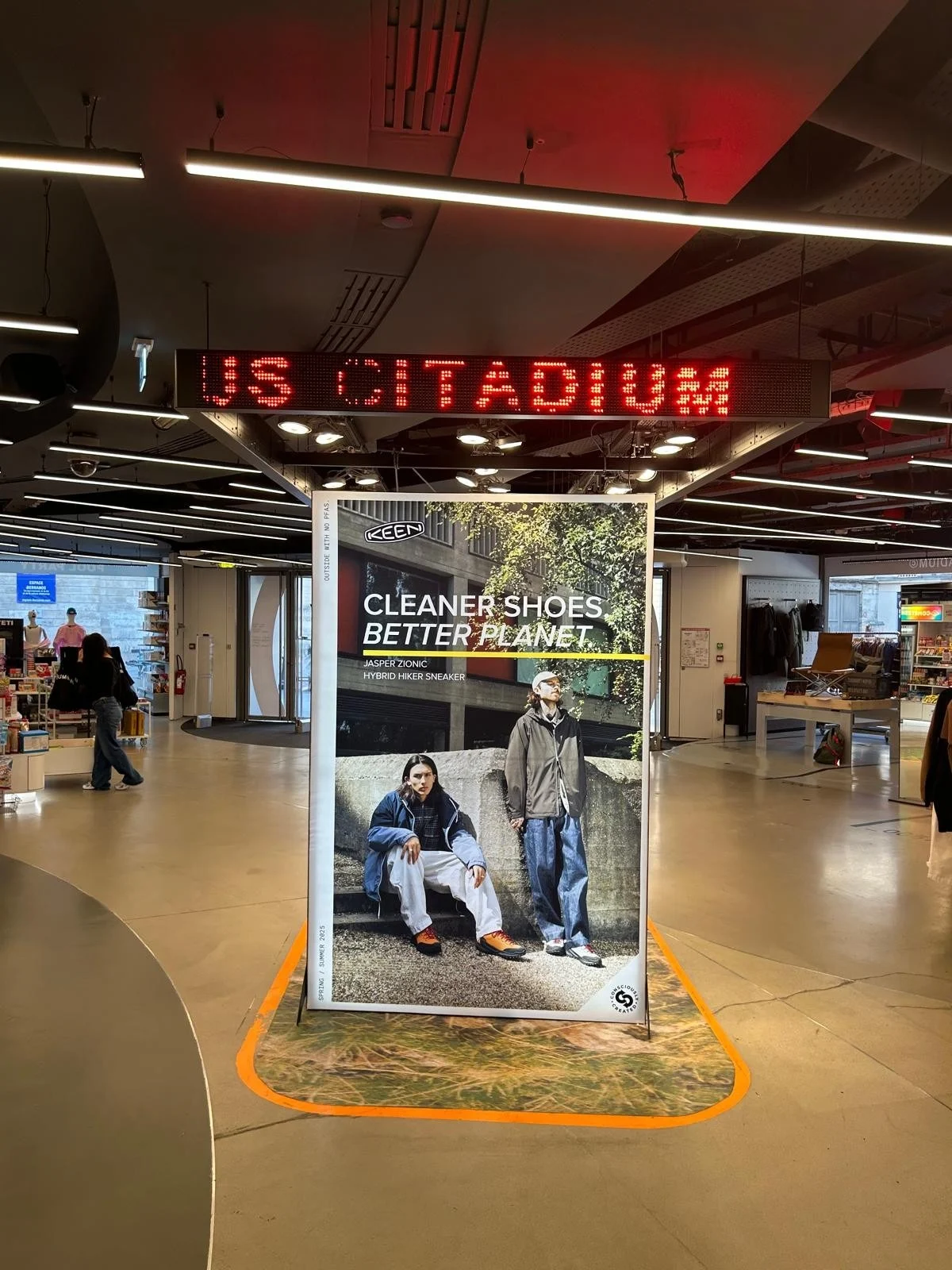 Keen · Espacio promocional en París · Vista 7