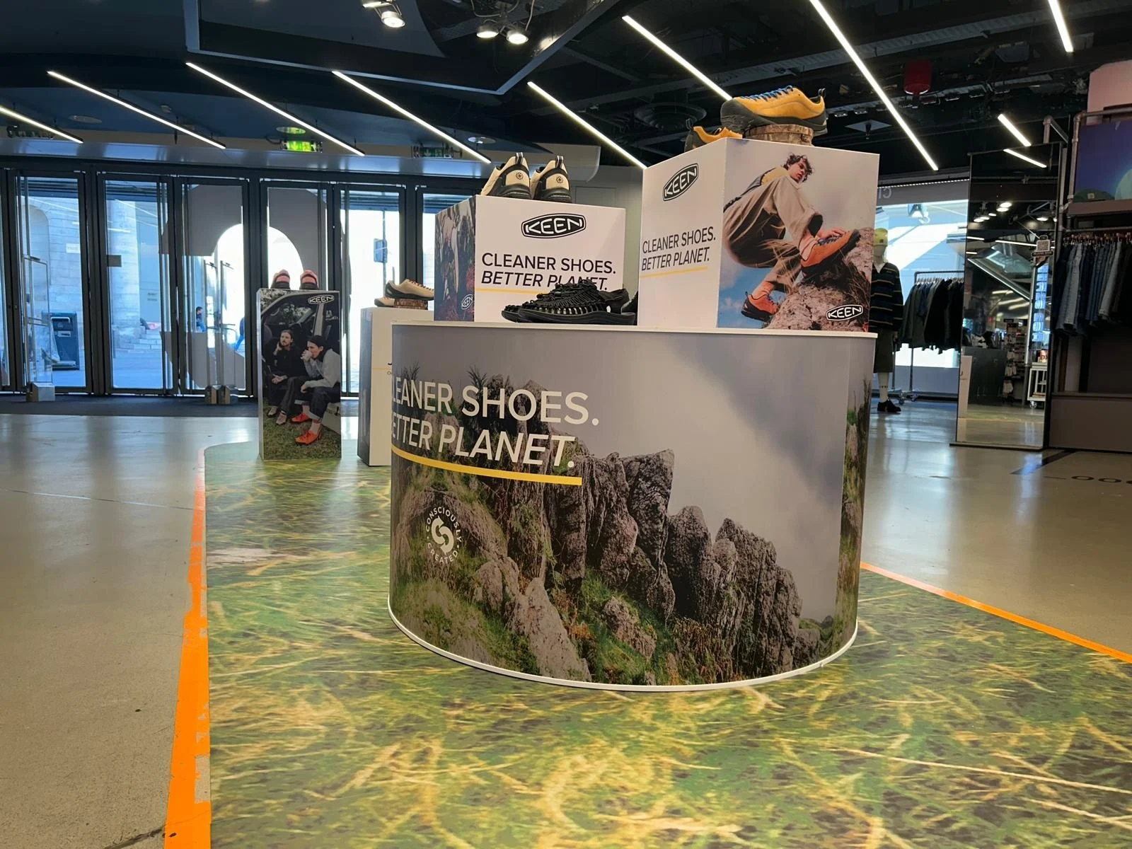 Keen · Espacio promocional en París · Vista 9
