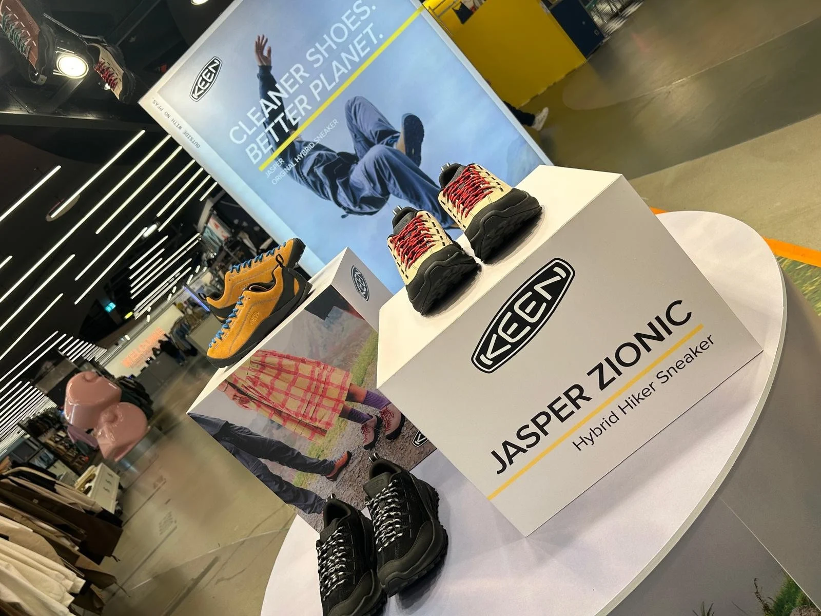 Keen · Espacio promocional en París · Vista 10