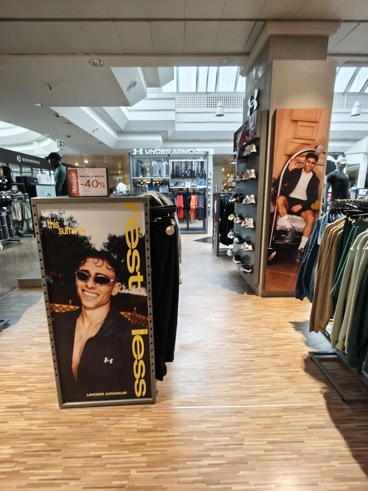Gráfica promocional en espacio deportivo · Vista 1