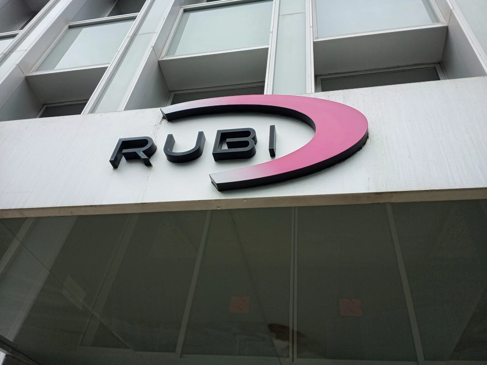 Rubi · Rotulación corporativa · Vista 1